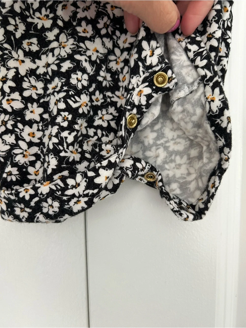 Lou Lou & Company baby girl shortie romper 3-6 months black with white daisies